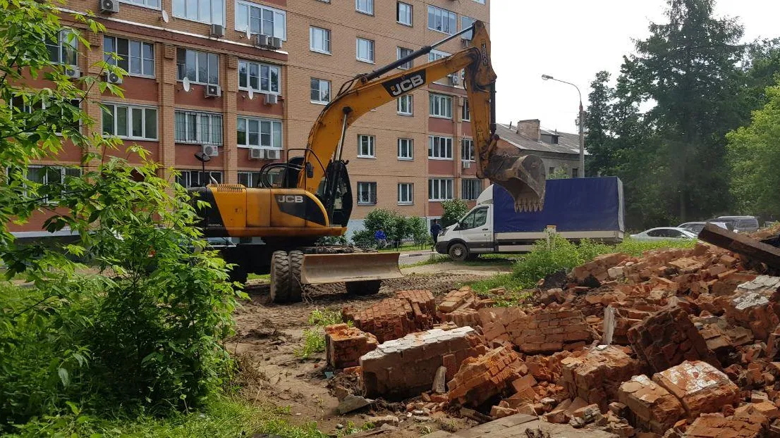 На месте ветхого здания на Первомайской улице Балашихи появится благоустроенная территория