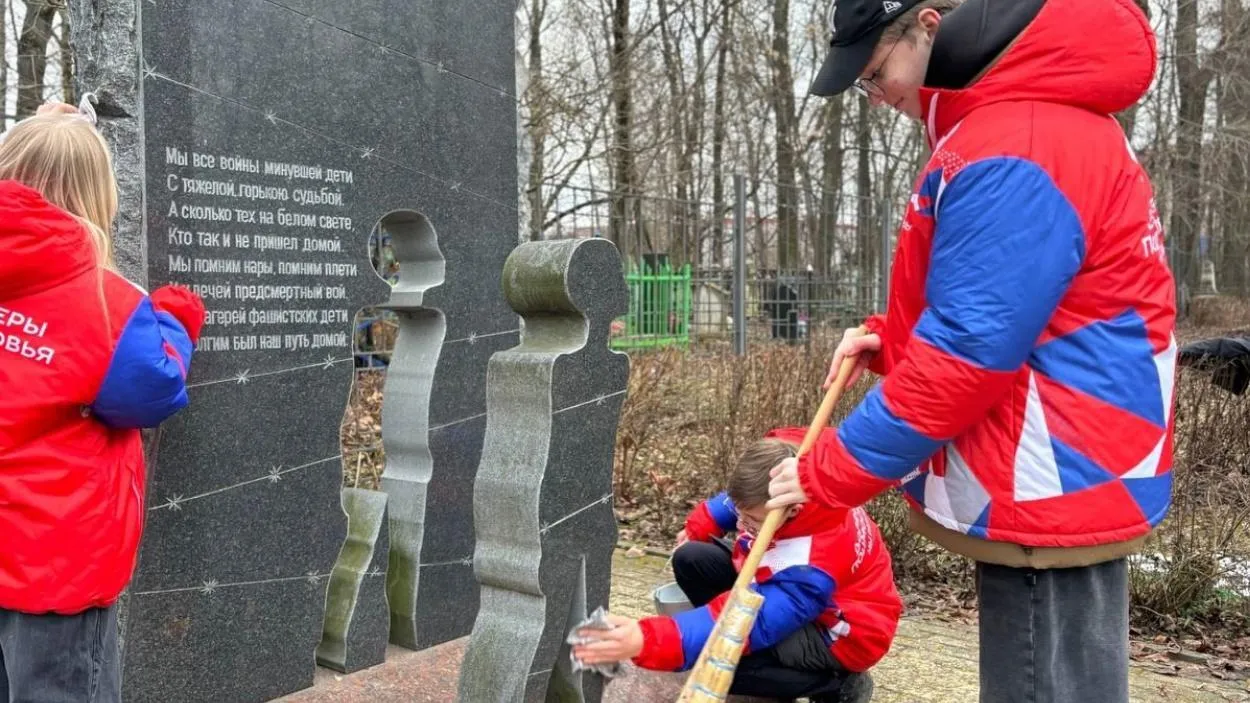 Волонтеры Воскресенска провели уборку мемориала
