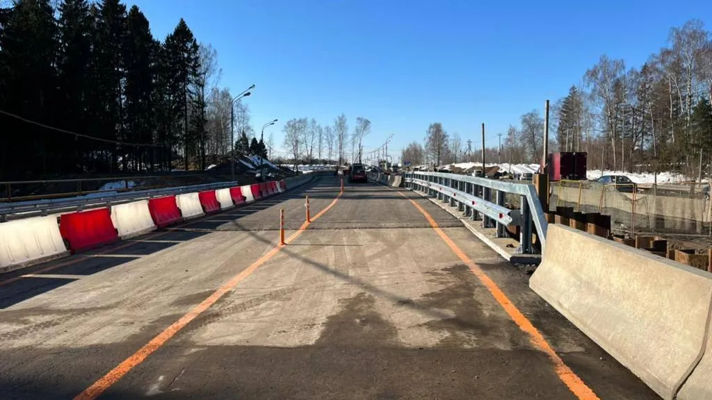 На Лобненском шоссе началось возведение левой стороны моста через реку Мещериху