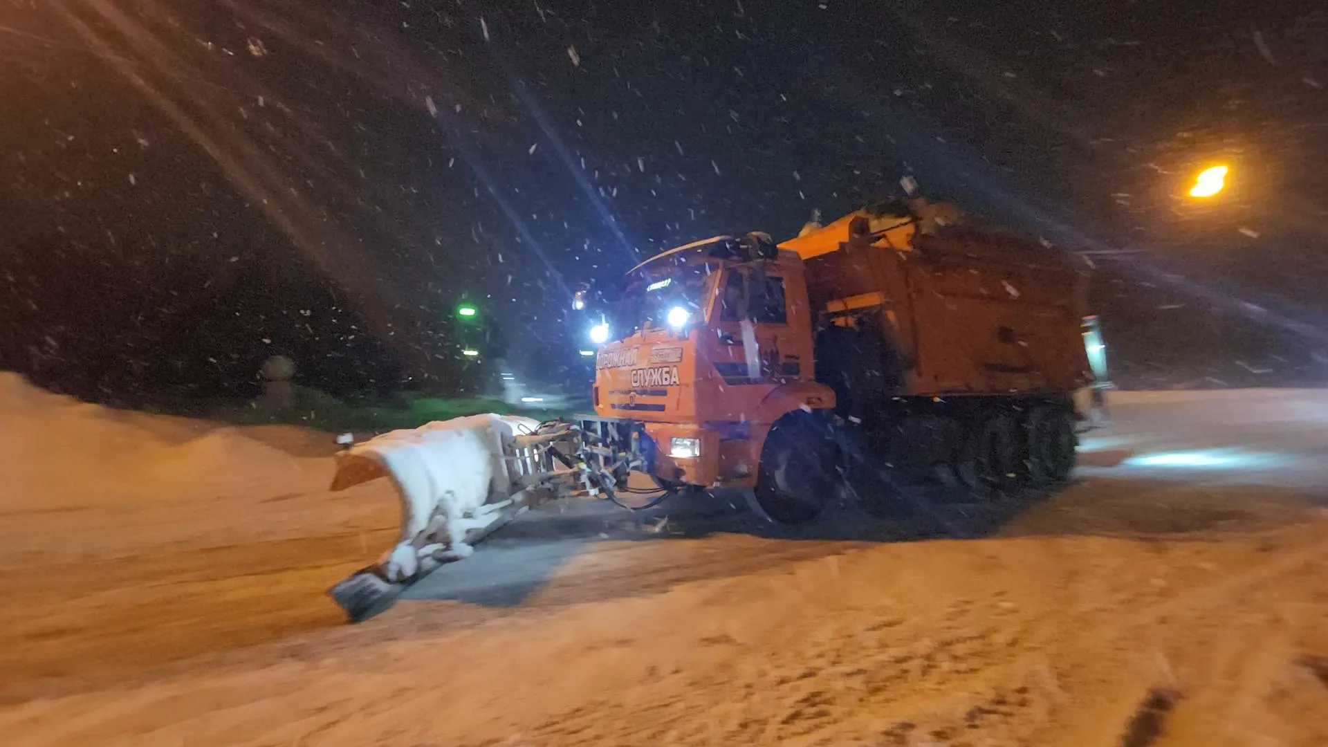 Дорожники расчистили Волоколамское шоссе в Истре ночью