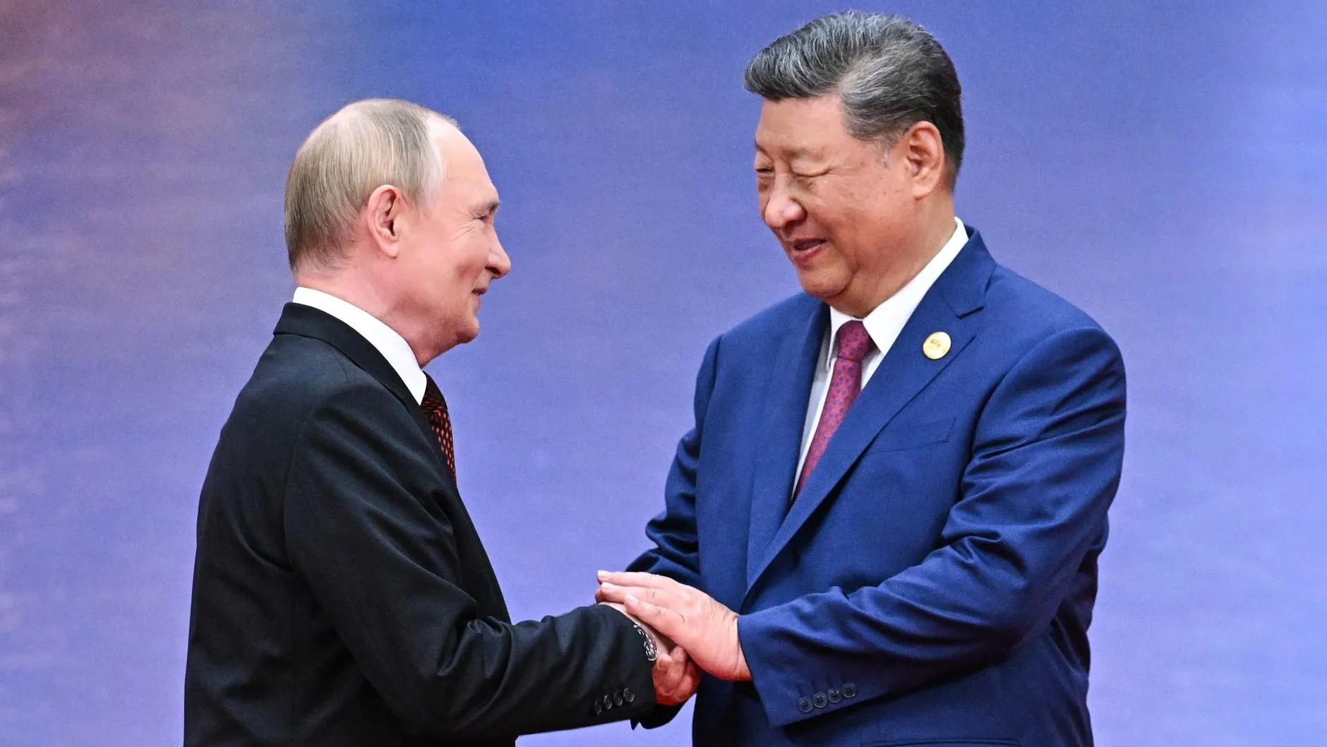 Путин прибыл на площадку саммита ШОС и обменялся рукопожатием с Си Цзиньпином
