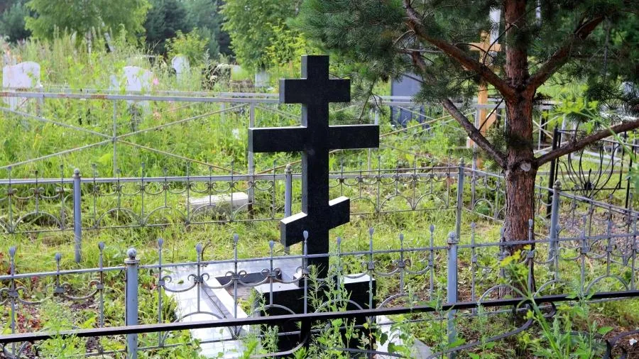 Пенсионер скончался на могиле сына на подмосковном кладбище