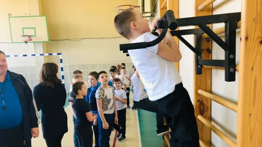 Школьников Люберец в рамках зарядки научили правильно выполнять физупражнения