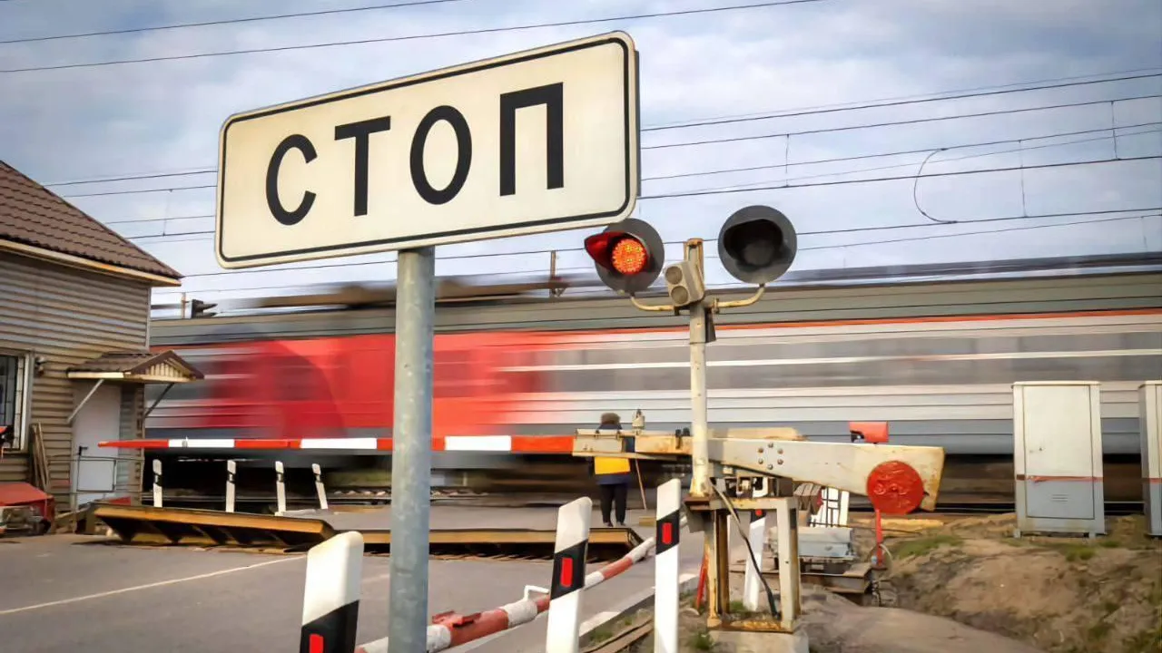 В Подмосковье работники магистрали напомнят о правилах переезда ж/д путей
