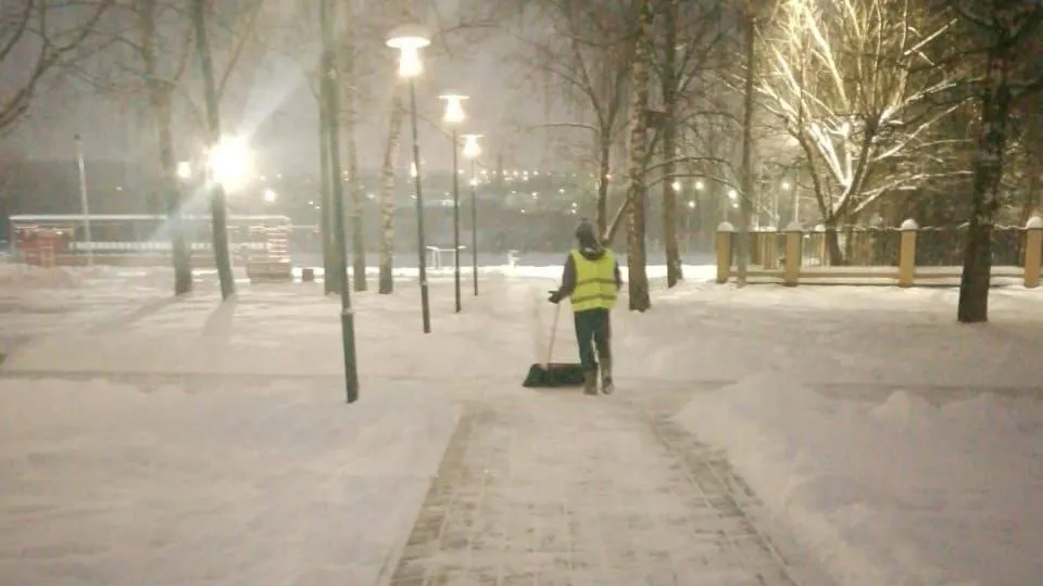 В парках Истры ведется активная работа по уборке снега