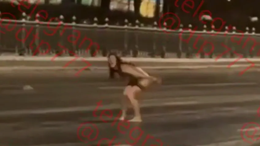 Голая женщина плясала ночью на дороге в центре Москвы и требовала поехать домой