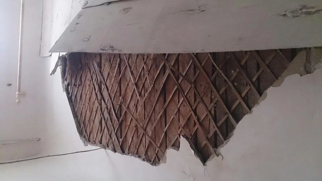 Потолок обвалился в коммунальной квартире в микрорайоне Климовск Подольска