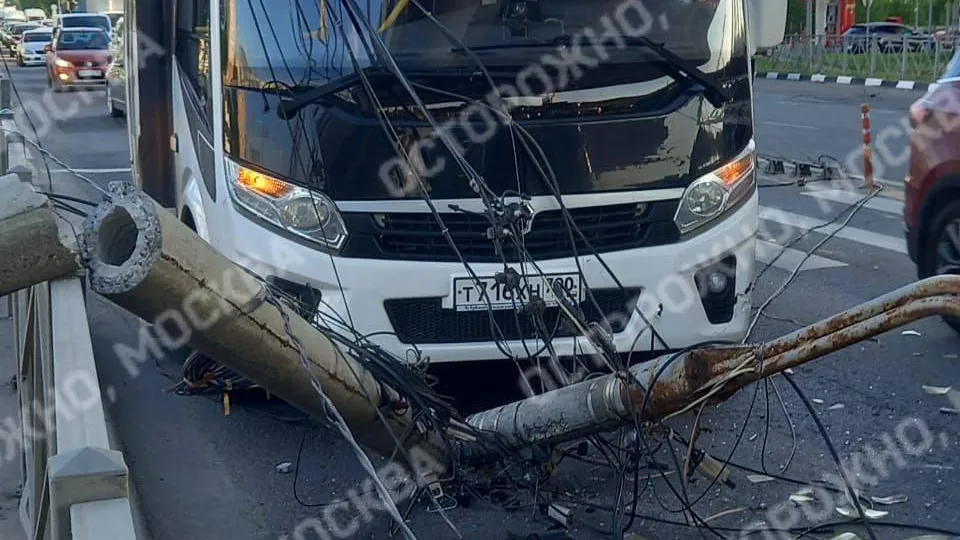 Фонарный столб упал на автобус в Подольске