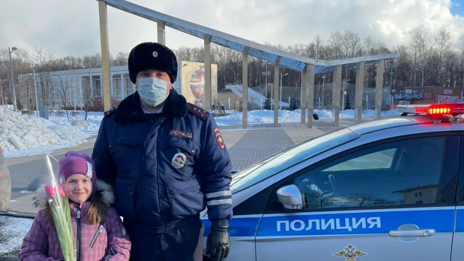 Сотрудники ГИБДД Королева подарили цветы участницам дорожного движения к 8 Марта