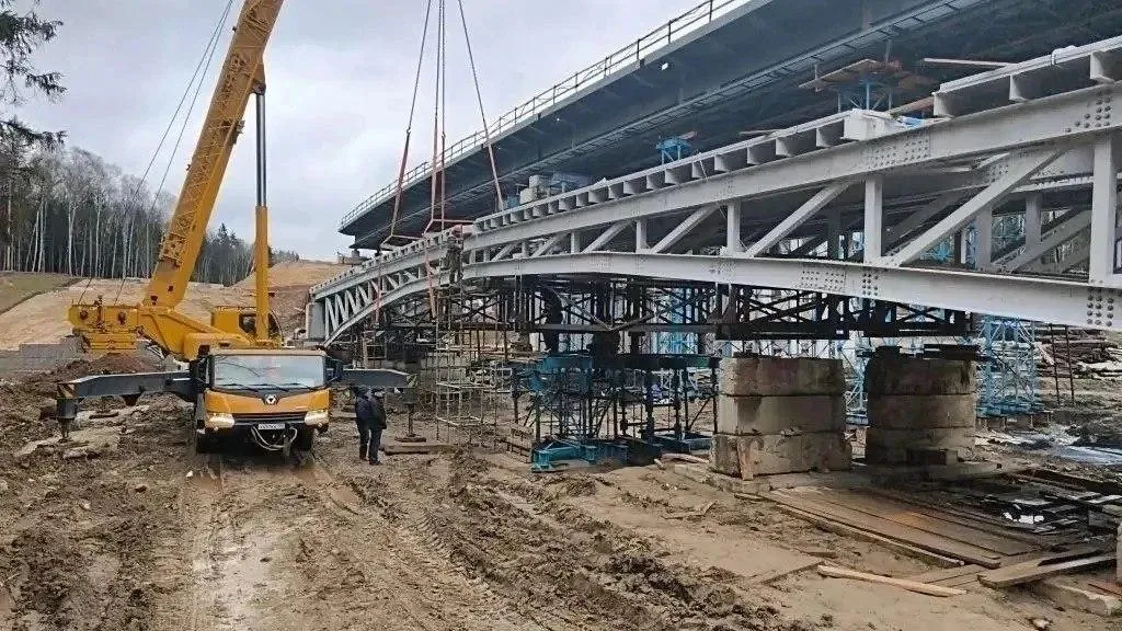 В Красногорске монтируют пролет моста через Синичку