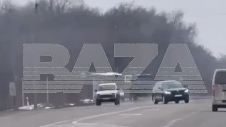 Видео: водитель ловко увернулся от дрона ВСУ на трассе в Запорожской области