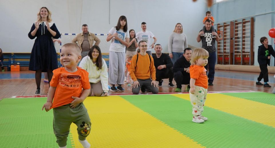 День матери в Ступине отметили соревнованиями ползунков и бегунков