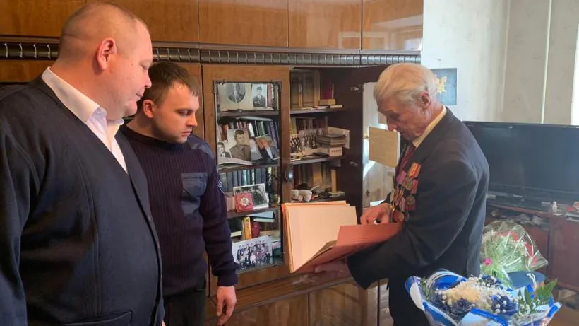 Соков поздравил семью ветеранов ВОВ из Дзержинского с наступающим Днем Победы