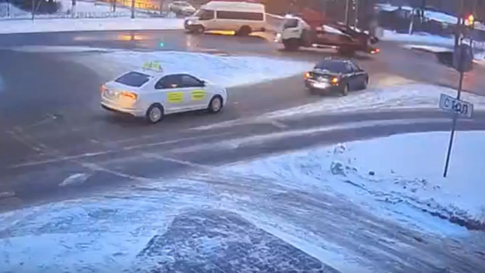На дорогах Подмосковья зафиксировали свыше 894 тыс автомобилей утром 20 декабря