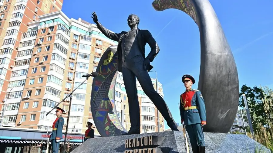 В Москве открыли памятник первому чернокожему президенту ЮАР Нельсону Манделе