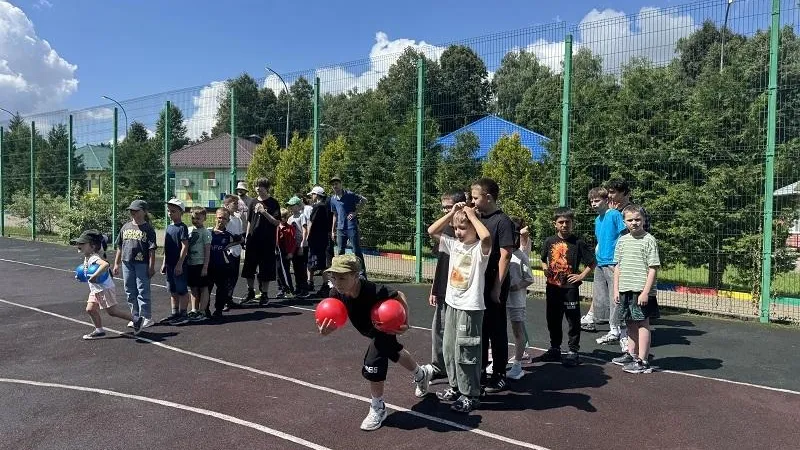 Полицейские провели зарядку для детей в лагере Одинцовского округа