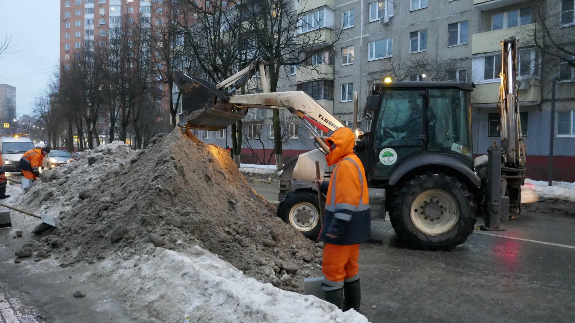 Коммунальщики Подольска ежедневно вывозят с улиц округа более 1 тыс кубометров снега