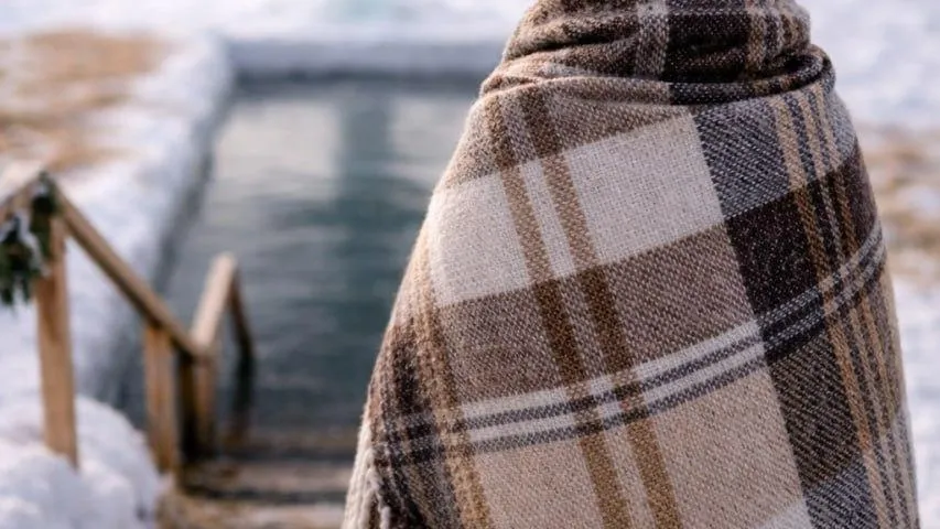 Врачи Подмосковья призвали родителей соблюдать осторожность при крещенских купаниях детей