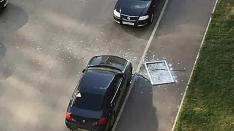 Окно упало на тротуар из дома в микрорайоне Люберец