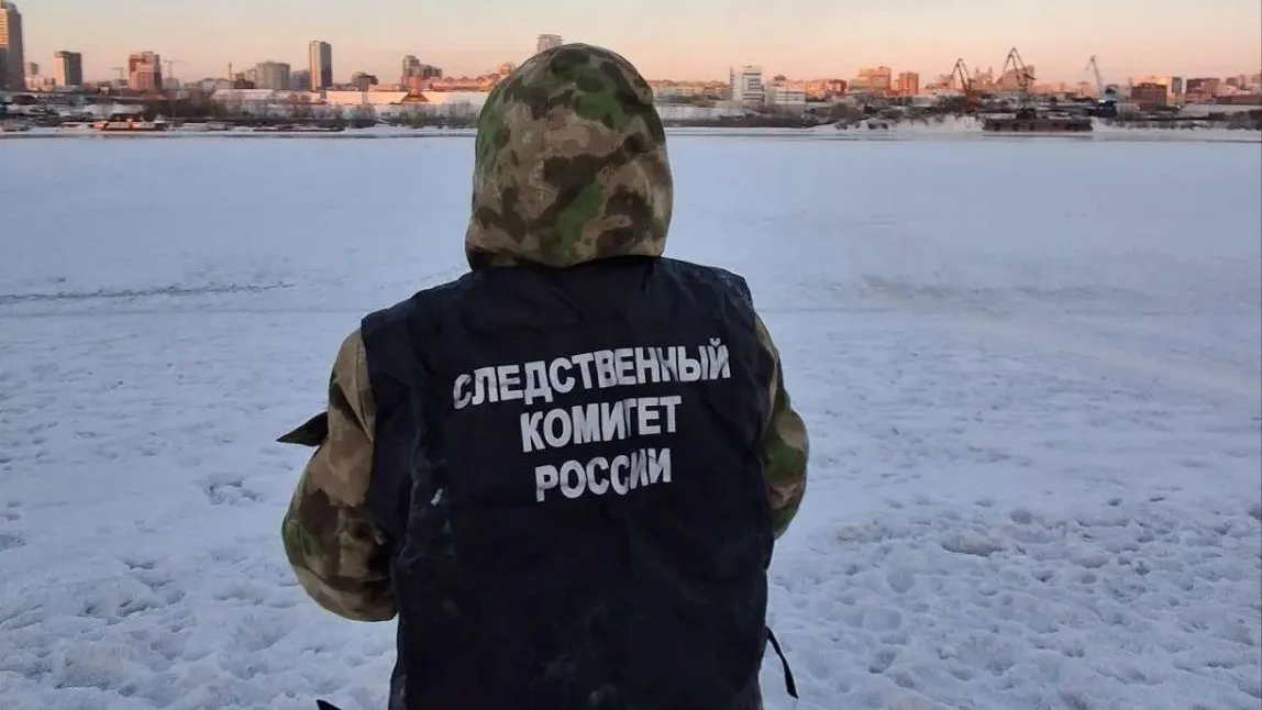 Была без присмотра: девочка провалилась под лед реки в Новосибирске и исчезла