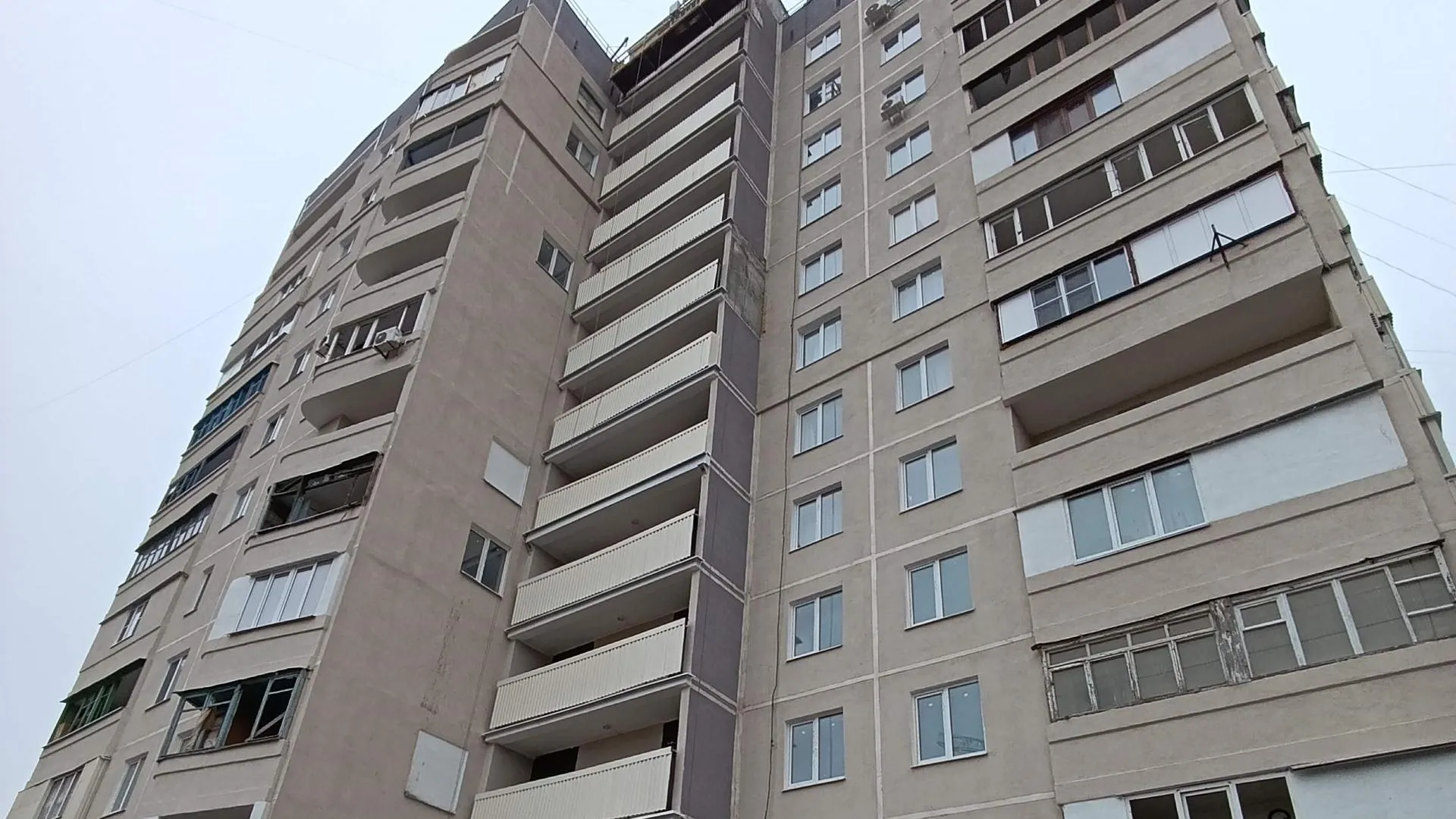 Подмосковные специалисты восстанавливают жилой дом в Мариуполе