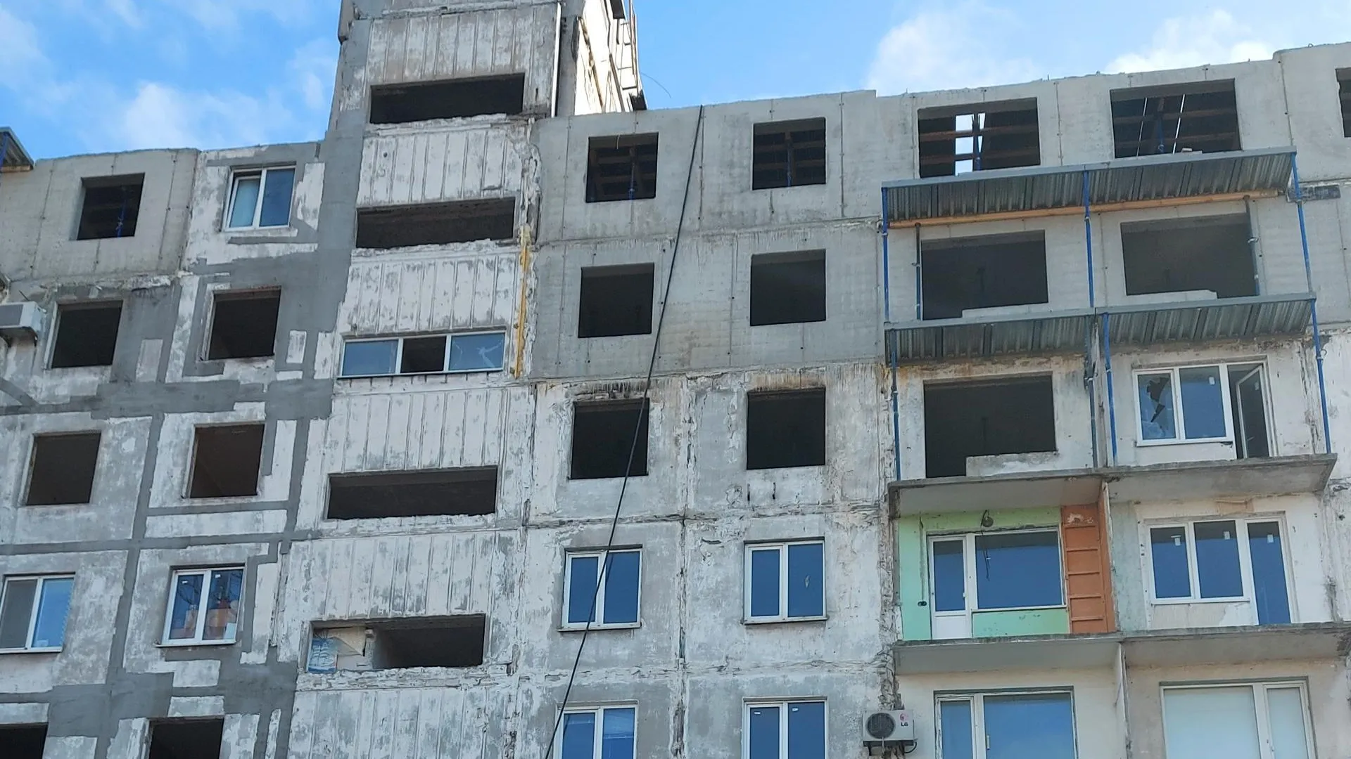 Специалисты Подмосковья продолжают восстановительные работы дома в Мариуполе