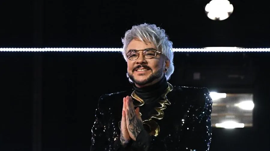 Филипп Киркоров закурил в аэропорту Барнаула и разгневал россиян