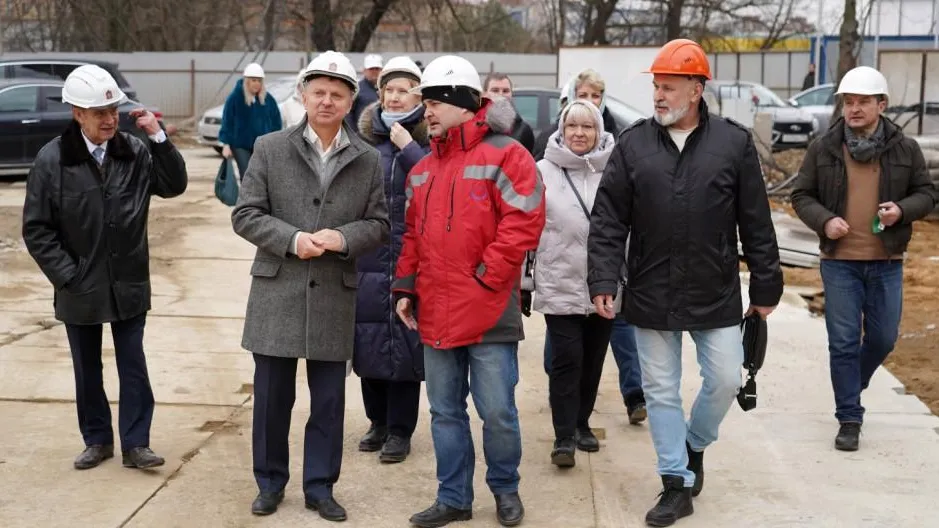 Депутат Жук посетил стройку большого образовательного комплекса в Котельниках