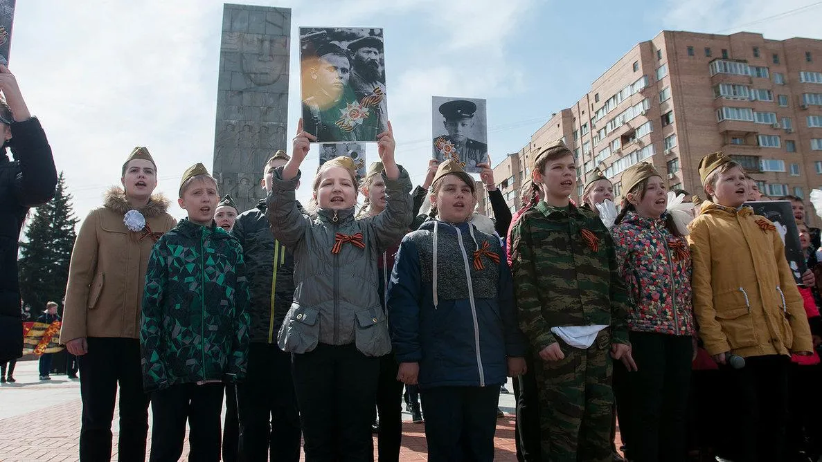 В Балашихе дети запустили в небо белые шары в память о героях Великой Отечественной войны