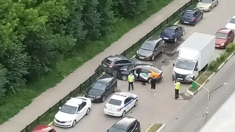 Автомобиль каршеринга перевернулся в Королеве