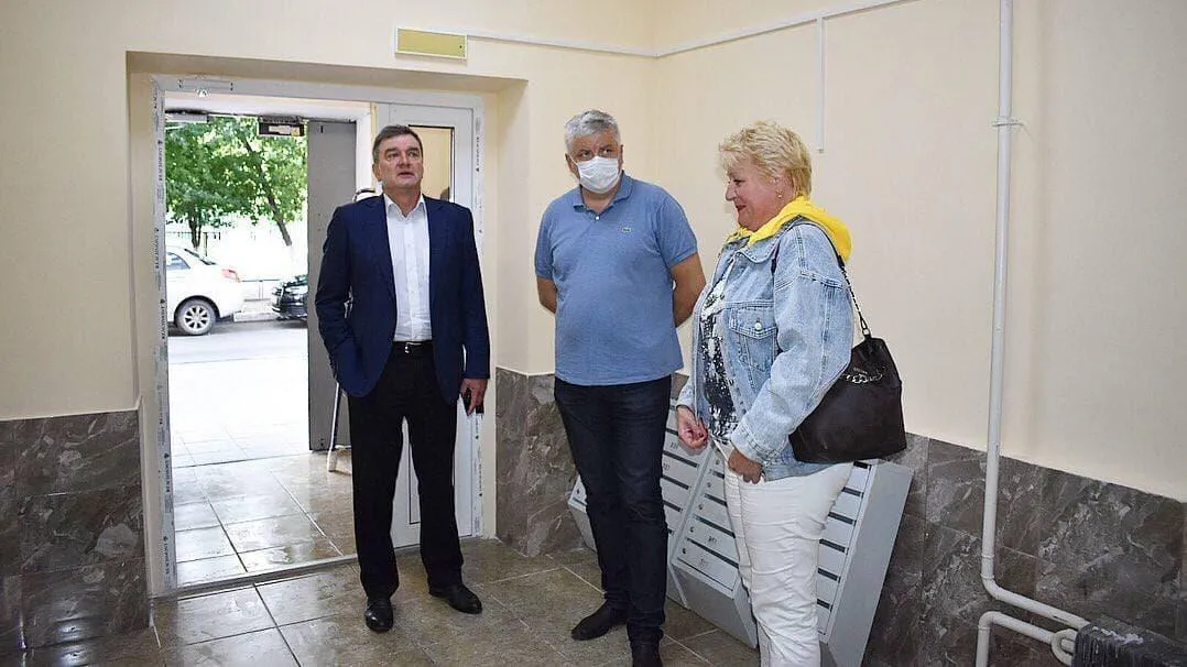 Ремонт подъезда в доме на Пионерской улице Балашихи выполнили качественно