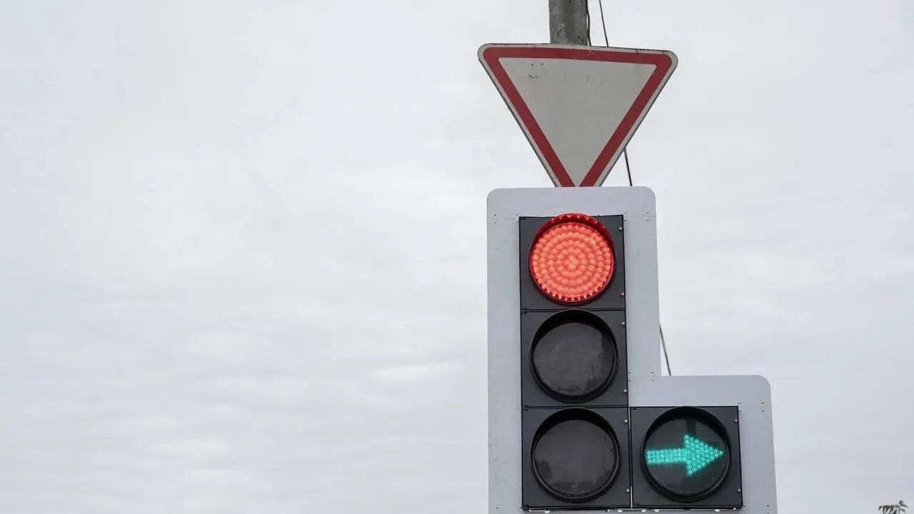 Работу 15 светофоров улучшили в Ленинском округе в январе