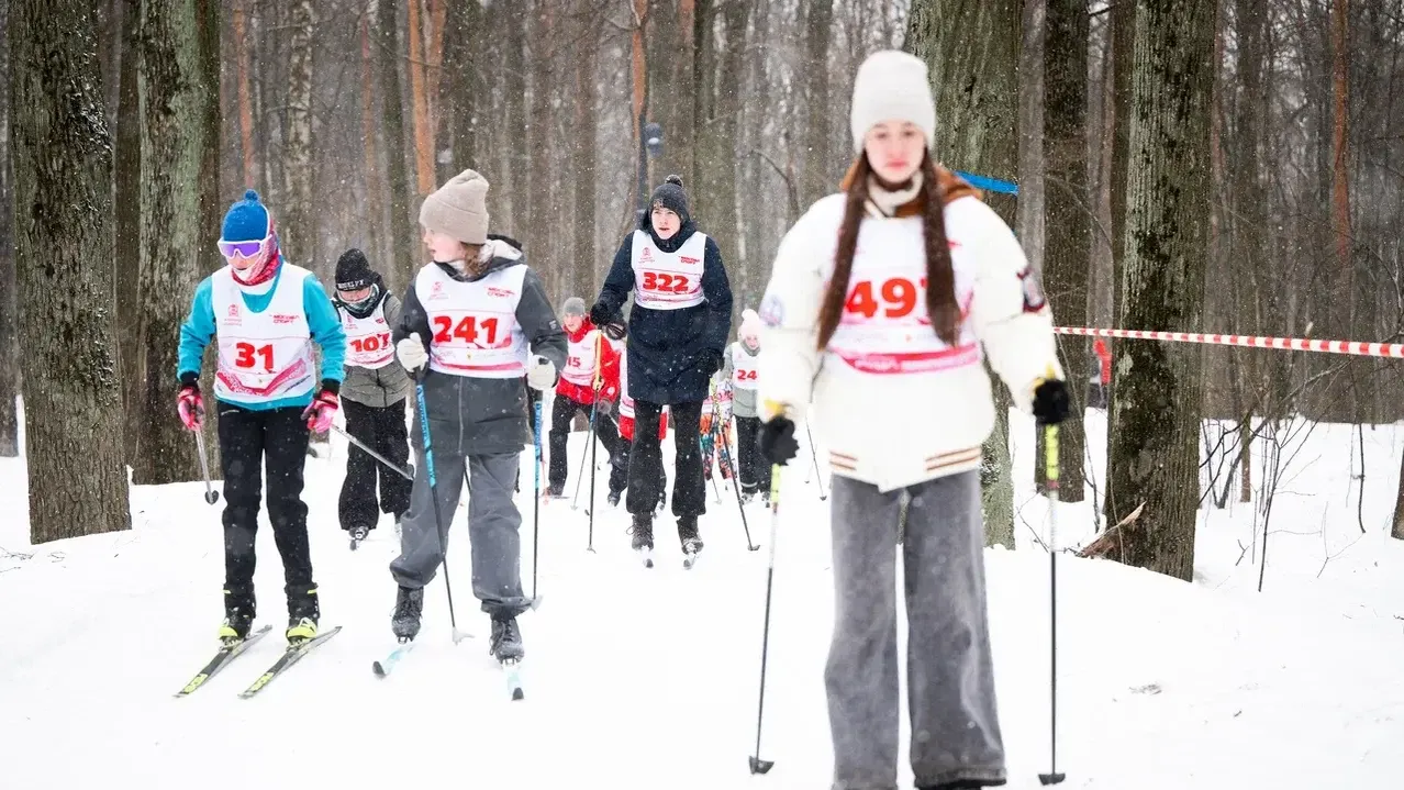Более 500 спортсменов объединила «Люберецкая лыжня» в лесопарке «Чемпион»