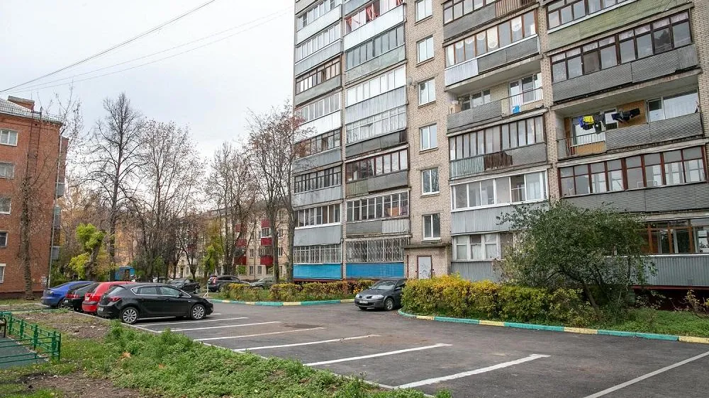 Обустройство парковок и тротуара завершилось на Рязановском шоссе в Подольске