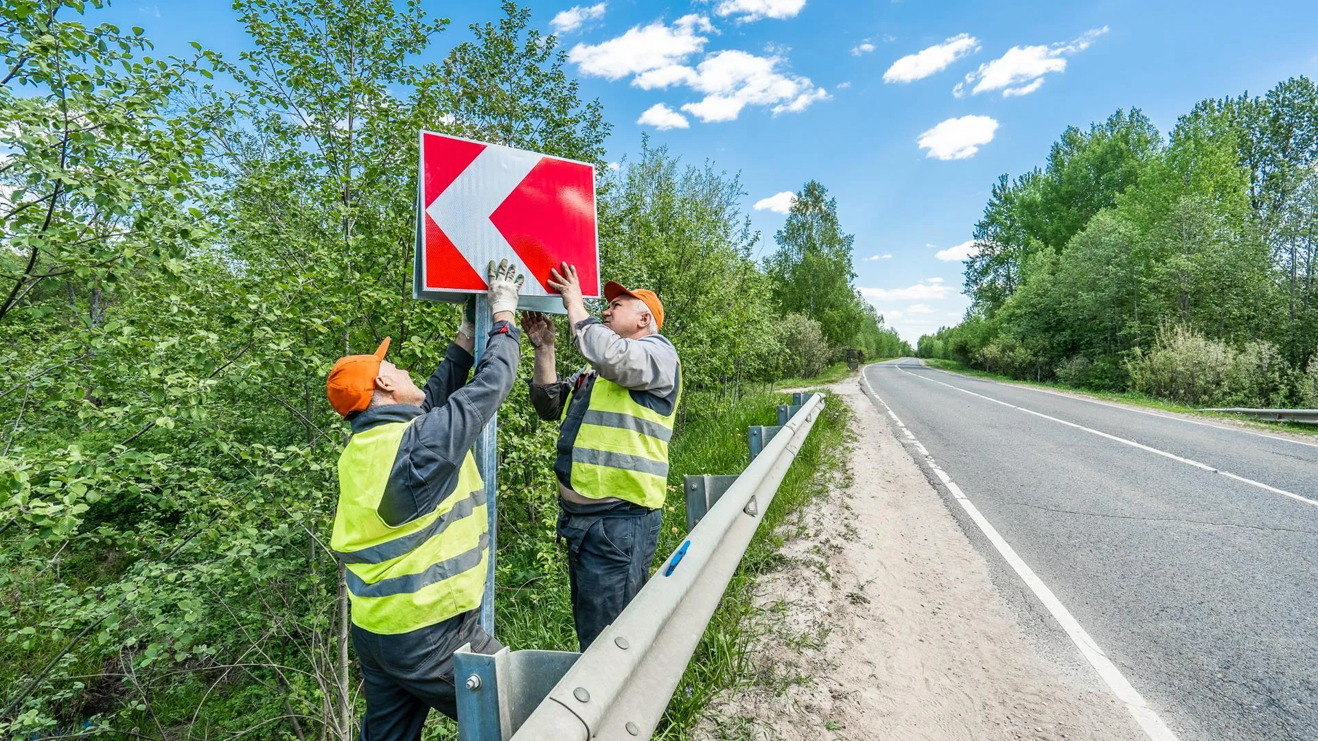 В 9 округах Подмосковья проведен ремонт дорожных знаков