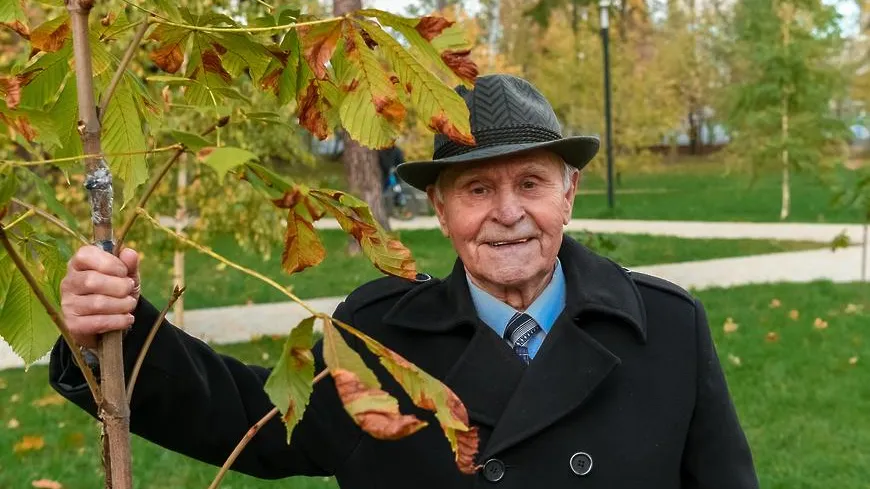 90‑летний житель Балашихи высадил саженцы деревьев в Пестовском парке
