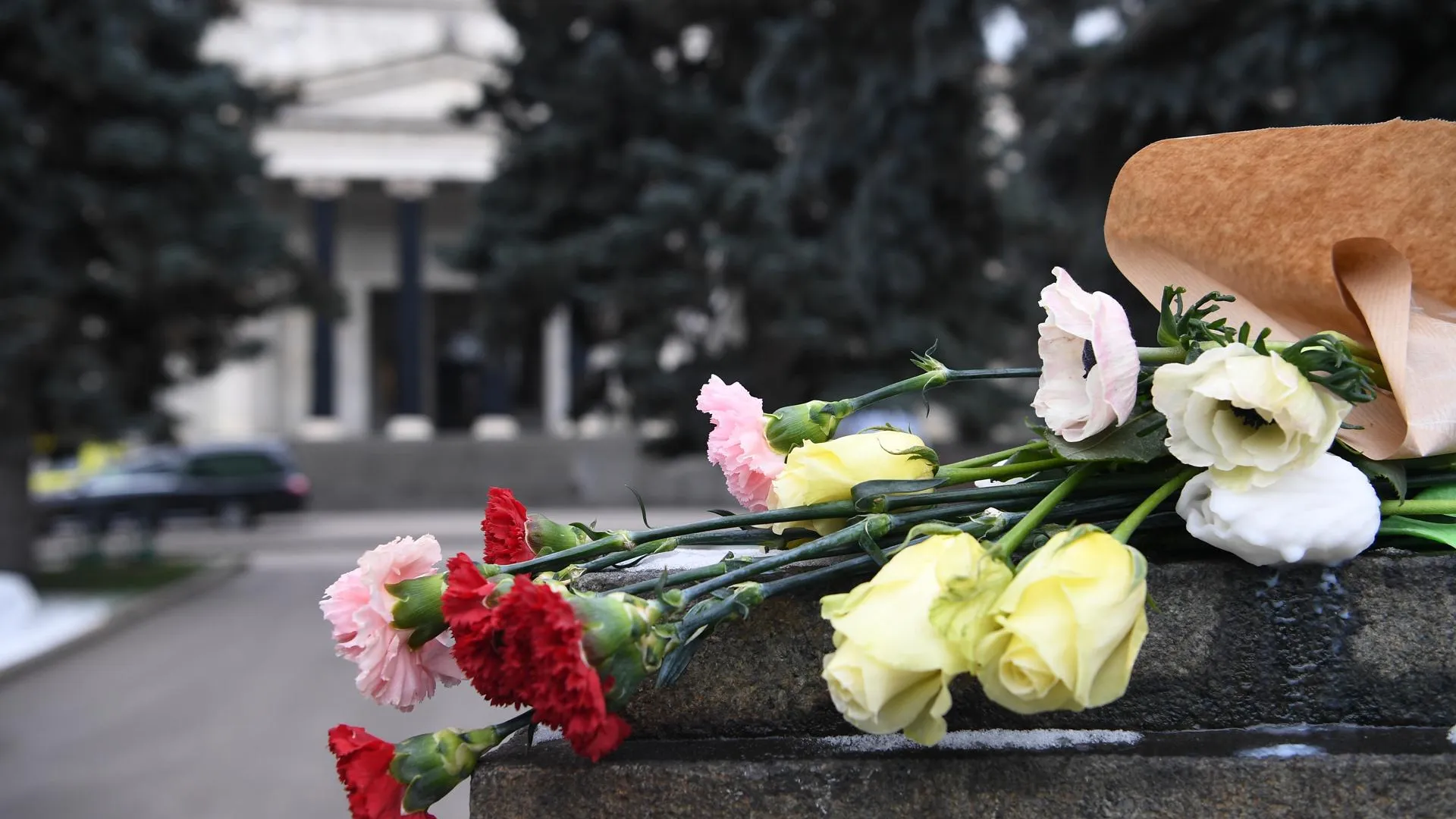 Цветы возложили к памятнику в Люберцах на митинге к годовщине вывода войск из Афганистана