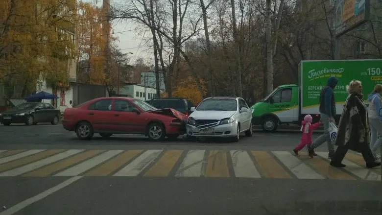 Две машины столкнулись в Люберцах
