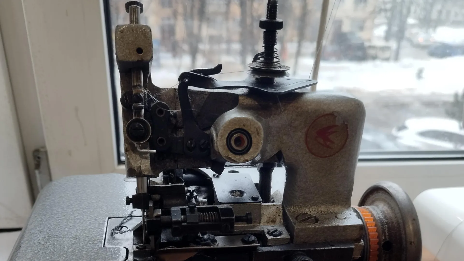 Жительница Истры сделала из свадебного платья маскировочные сети