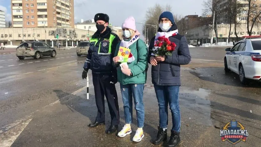 В Подольске инспекторы ГИБДД и волонтеры подарили цветы автоледи