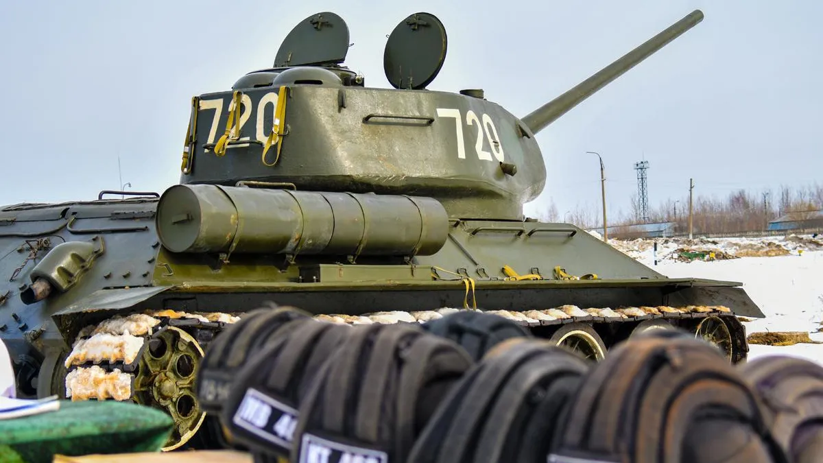 Военнослужащие подготовили исторические танки к зимней эксплуатации в Подмосковье