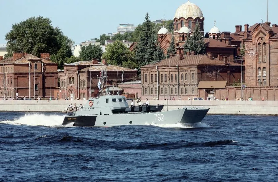Десантный катер «Иван Пасько» проекта 11770 на Главном военно-морском параде в Санкт-Петербурге по случаю Дня Военно-морского флота РФ.