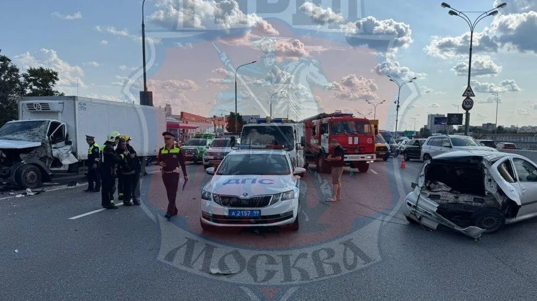 Массовая авария на МКАД: движение затруднено на километры, есть пострадавшие