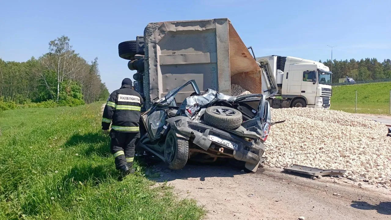 Спасатели Подольска деблокировали из машины супружескую пару, которую раздавил грузовик