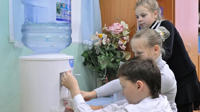 Роспотребнадзор опроверг информацию об отравлении детей водой в школе