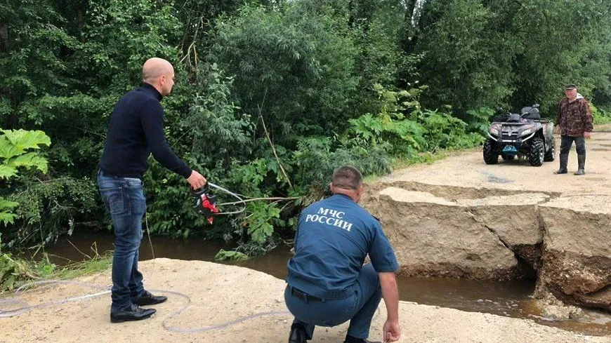Движение транспорта приостановили на размытой дороге Ваулино – Бабаево в Можайском округе