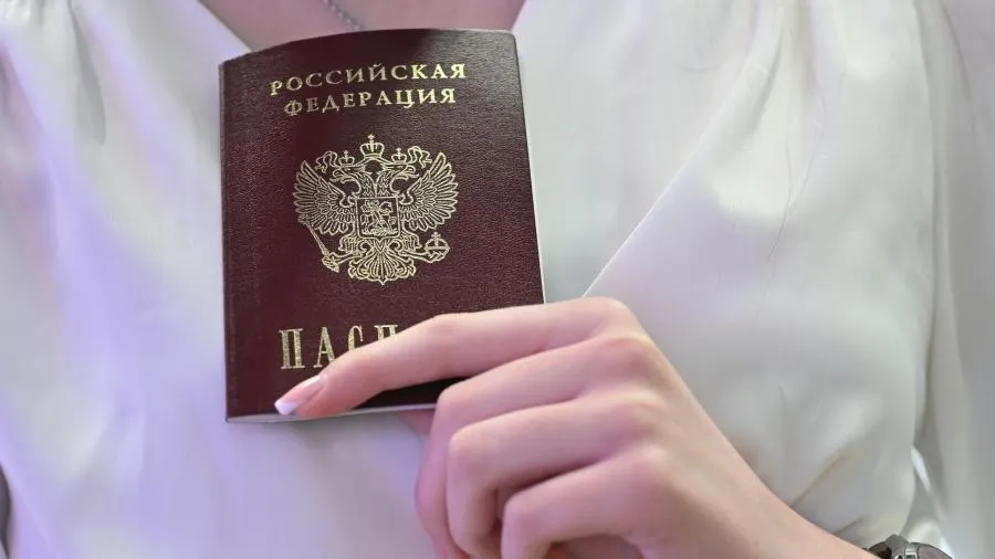 Суд арестовал треш-стримершу из Петербурга за то, что она помочилась на паспорт