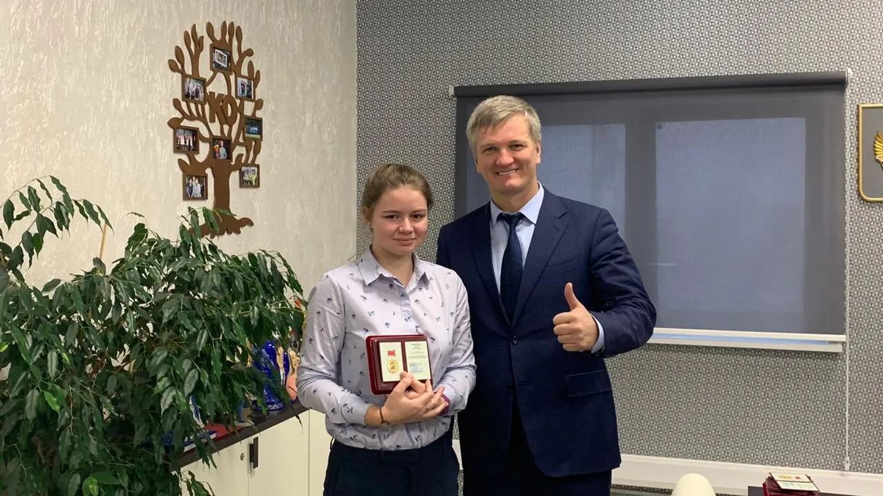 Депутат вручил нагрудные знаки Мособлдумы активным жителям Люберец за плодотворную работу