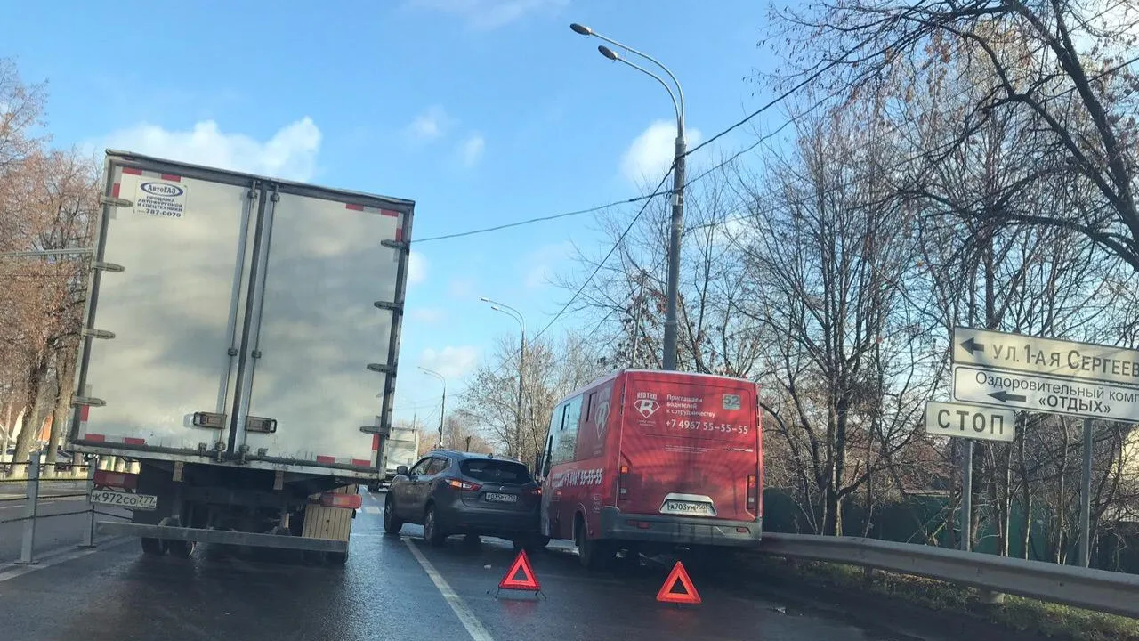 Кроссовер столкнулся с маршруткой на Большой Серпуховской улице в Подольске