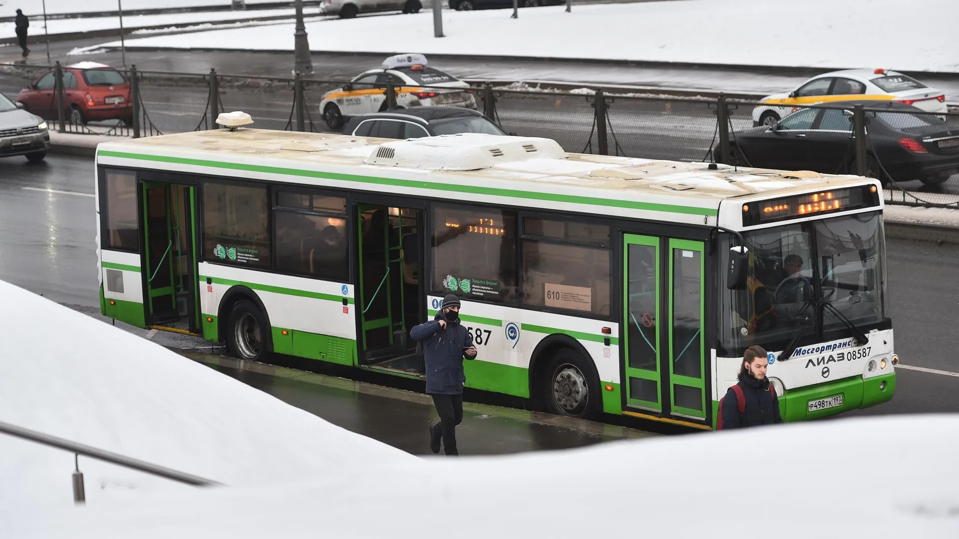 Столичных водителей попросили пересесть с авто на общественный транспорт из‑за снегопада
